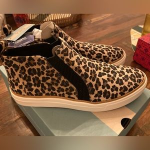 NWT  TOMs “Bryce” leopard print suede sneaker booties